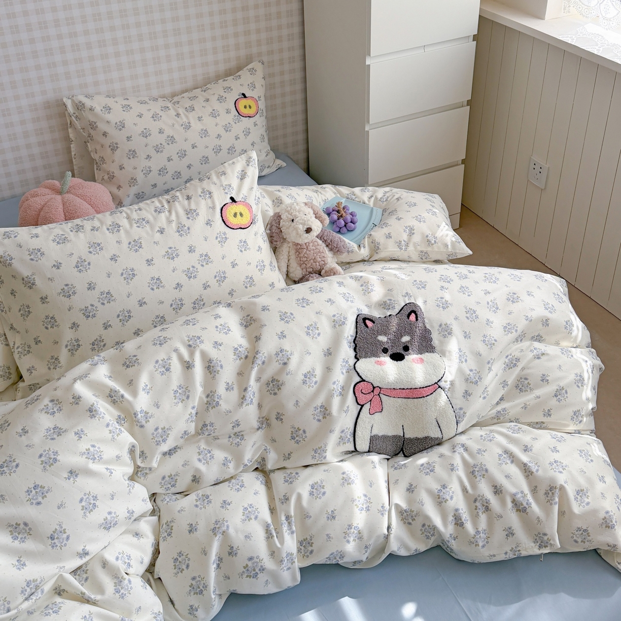 91家纺网 家纺一手货源 找家纺 觅糖家纺 2026春夏新款全棉纯棉卡通毛巾绣系列四件套 苹果小狗