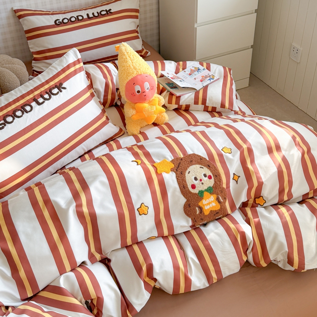 91家纺网 家纺一手货源 找家纺 觅糖家纺 2026春夏新款全棉纯棉卡通毛巾绣系列四件套 幸运熊仔