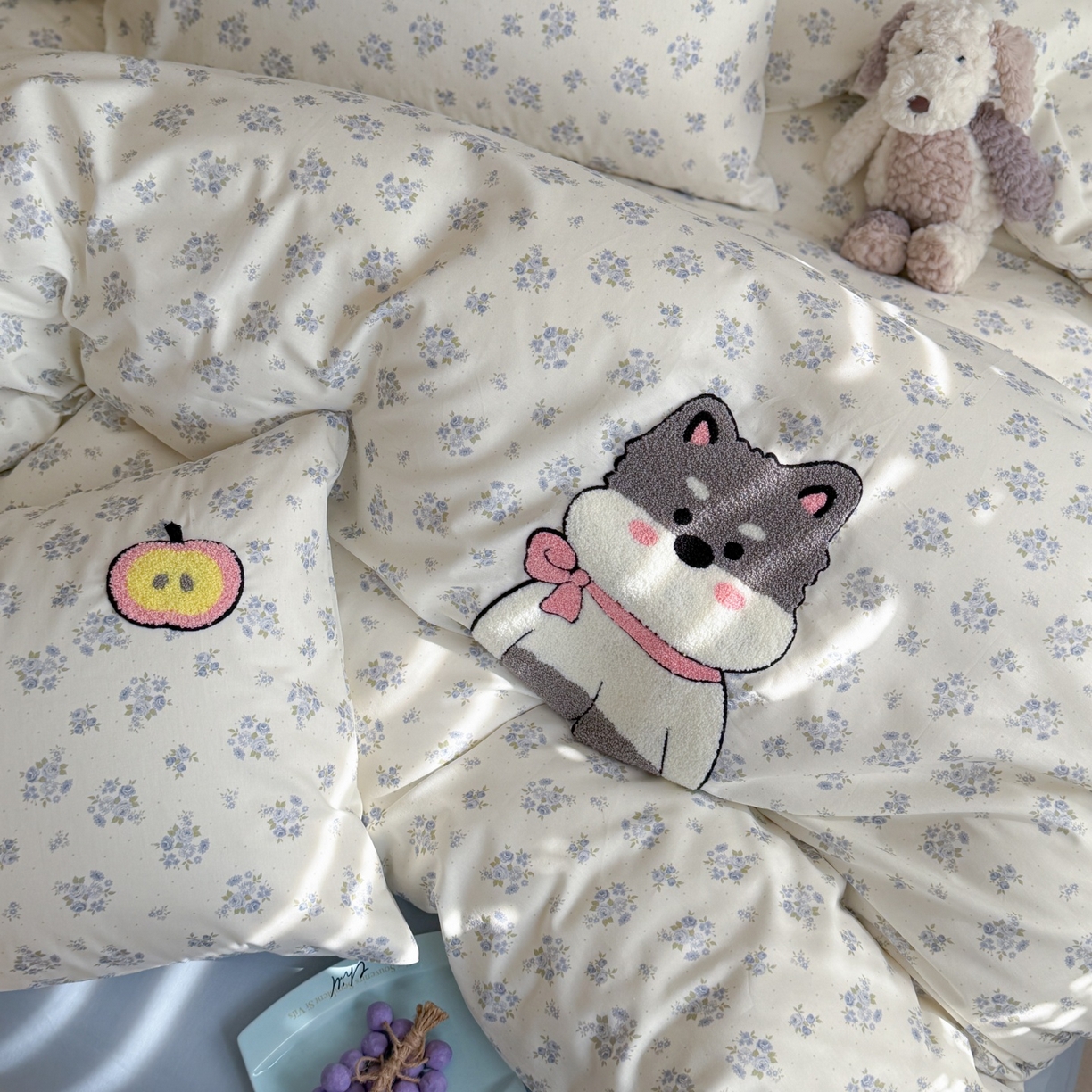 91家纺网 家纺一手货源 找家纺 觅糖家纺 2026春夏新款全棉纯棉卡通毛巾绣系列四件套 苹果小狗