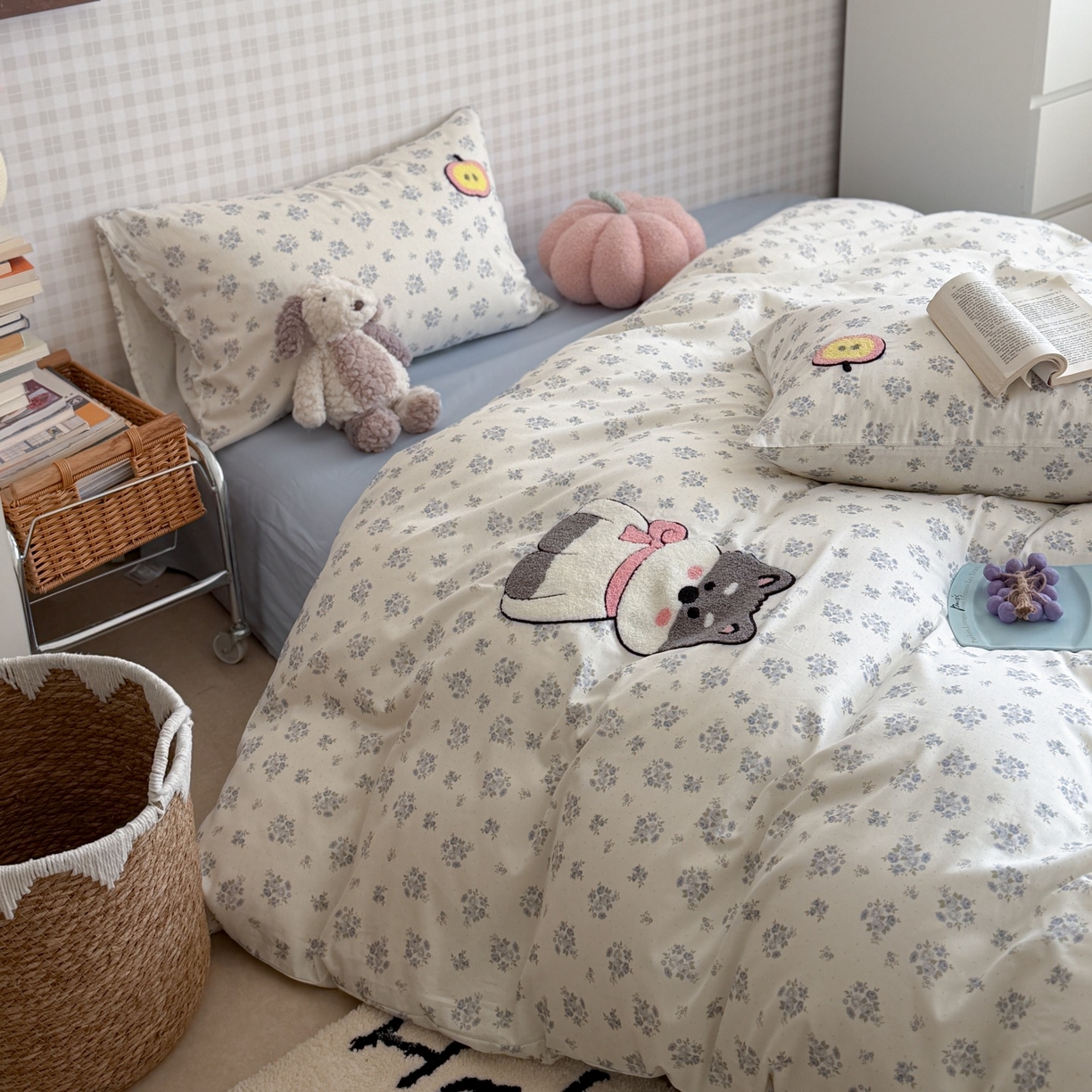 91家纺网 家纺一手货源 找家纺 觅糖家纺 2026春夏新款全棉纯棉卡通毛巾绣系列四件套 苹果小狗