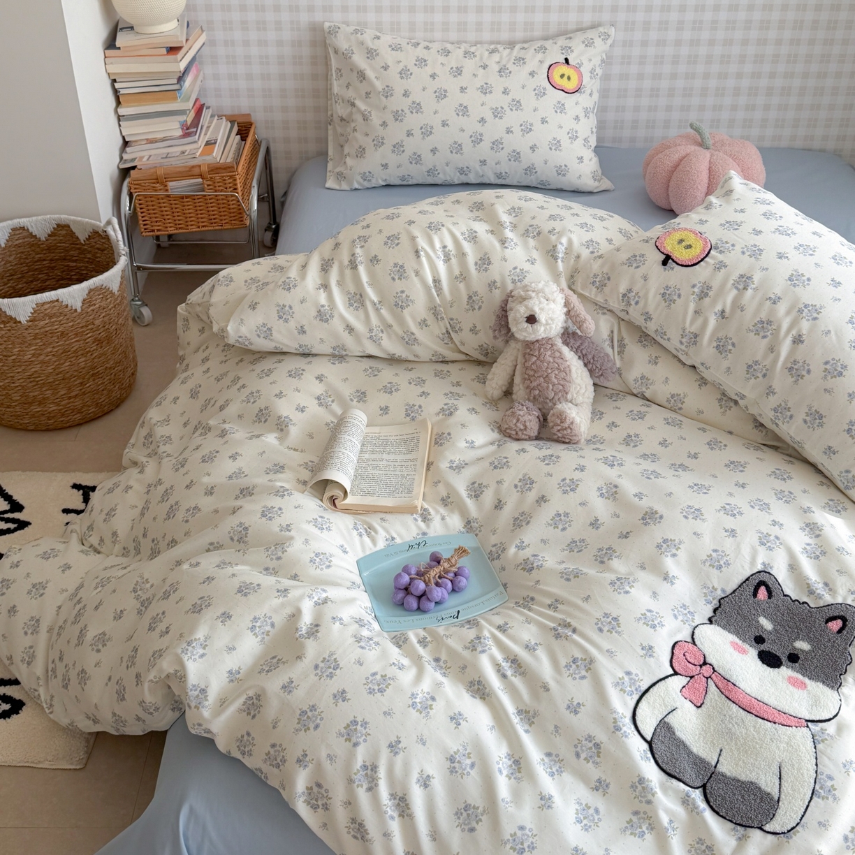 91家纺网 家纺一手货源 找家纺 觅糖家纺 2026春夏新款全棉纯棉卡通毛巾绣系列四件套 苹果小狗