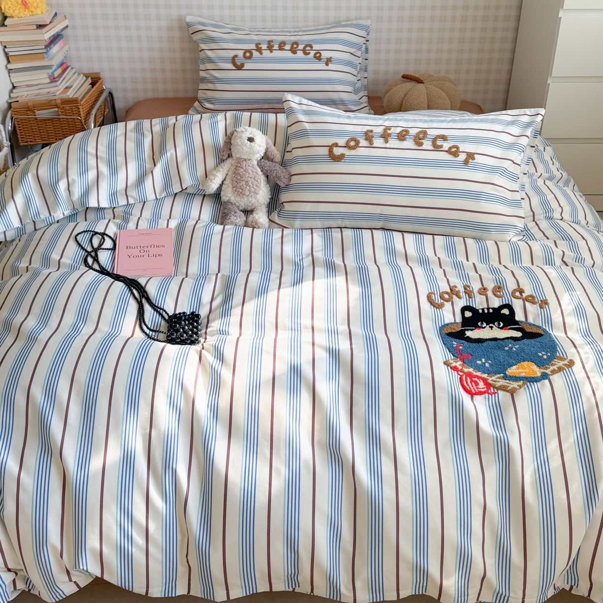 91家纺网 家纺一手货源 找家纺 觅糖家纺 2026春夏新款全棉纯棉卡通毛巾绣系列四件套 咖啡馆