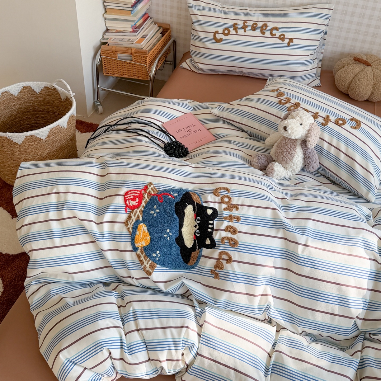 91家纺网 家纺一手货源 找家纺 觅糖家纺 2026春夏新款全棉纯棉卡通毛巾绣系列四件套 咖啡馆