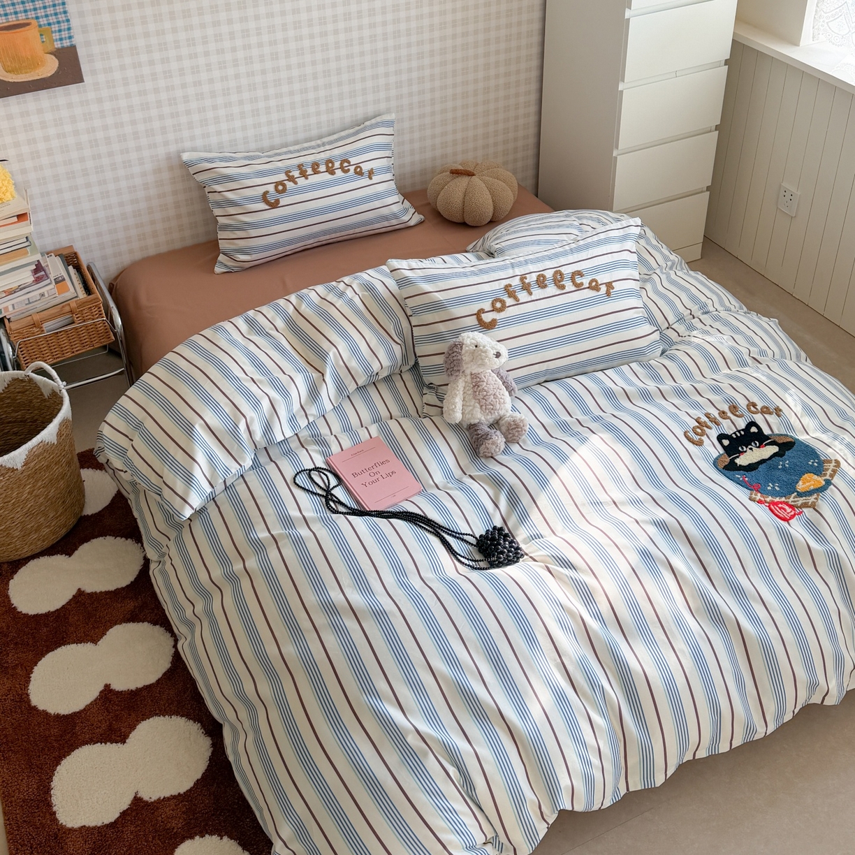 91家纺网 家纺一手货源 找家纺 觅糖家纺 2026春夏新款全棉纯棉卡通毛巾绣系列四件套 咖啡馆