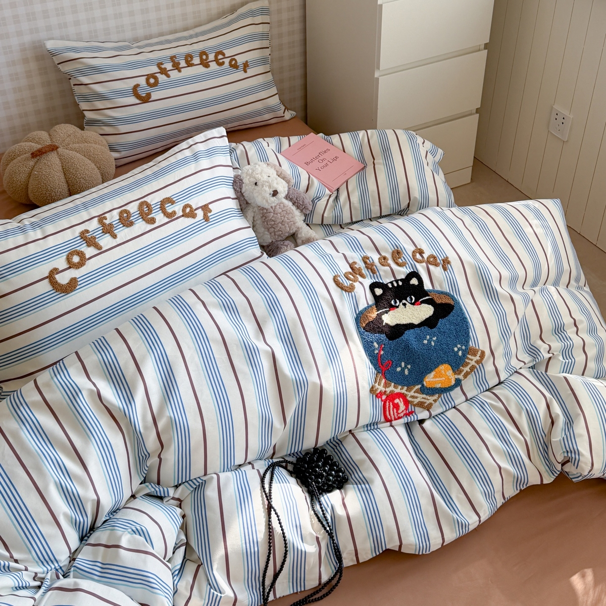 91家纺网 家纺一手货源 找家纺 觅糖家纺 2026春夏新款全棉纯棉卡通毛巾绣系列四件套 咖啡馆