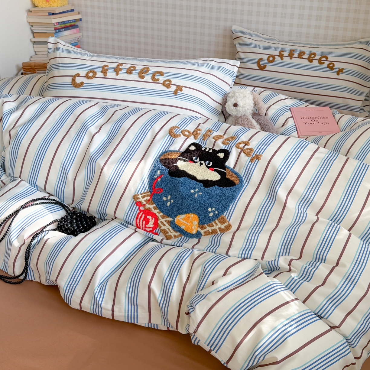 91家纺网 家纺一手货源 找家纺 觅糖家纺 2026春夏新款全棉纯棉卡通毛巾绣系列四件套 咖啡馆