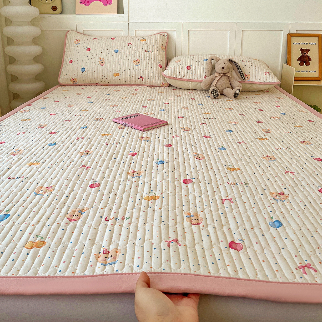 91家纺网 家纺一手货源 找家纺 （总）纽缦家纺 2026新款A类105g仿棉古法水洗棉床垫