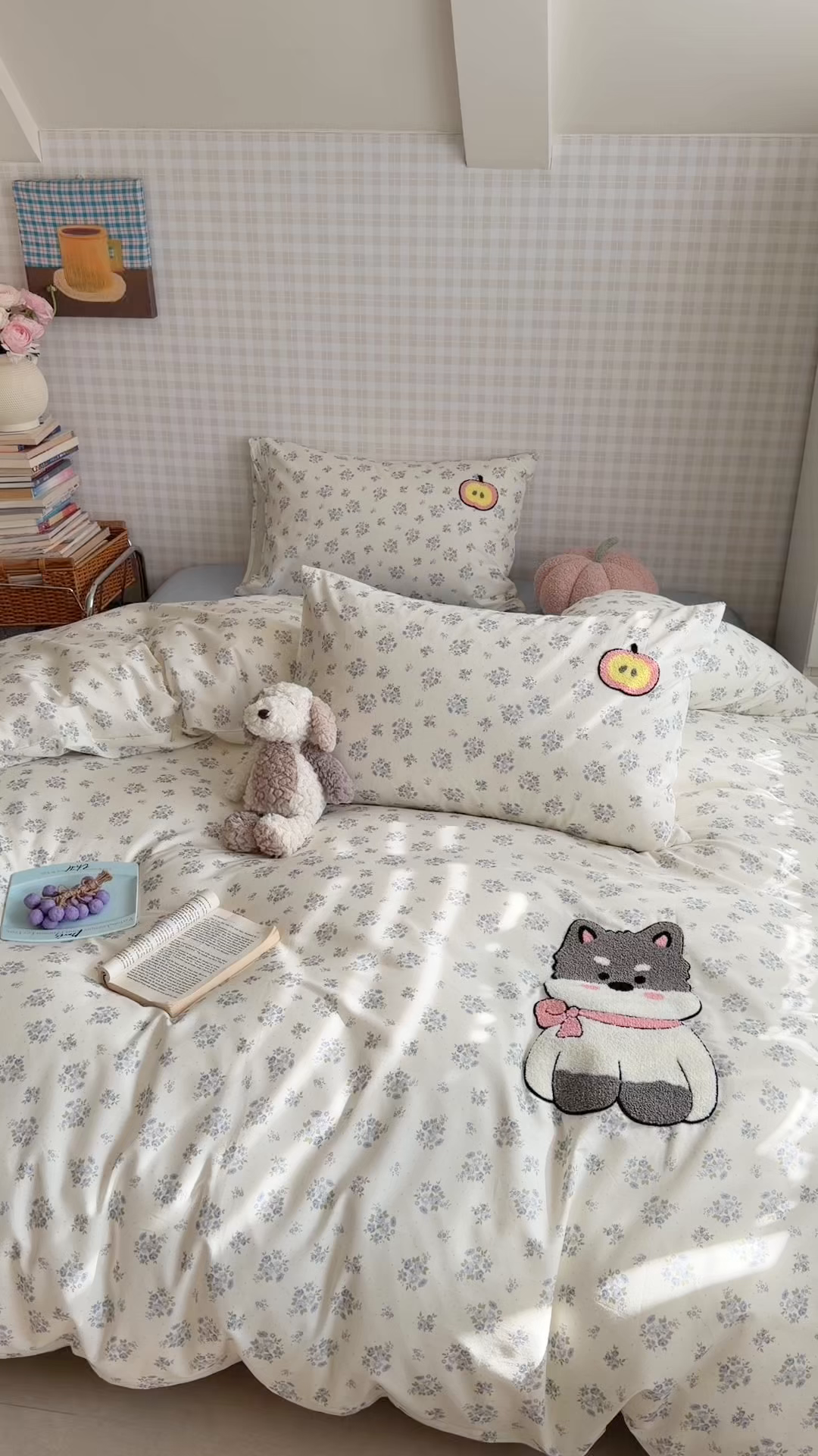 91家纺网 家纺一手货源 找家纺 觅糖家纺 2026春夏新款全棉纯棉卡通毛巾绣系列四件套 苹果小狗