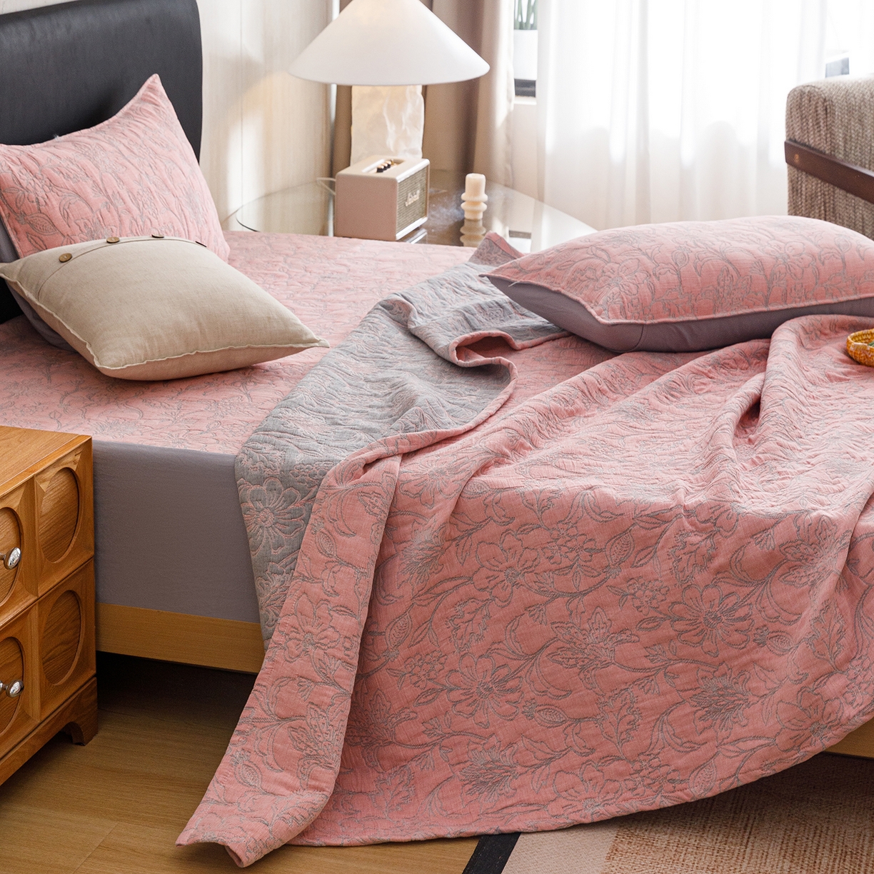 91家纺网 家纺一手货源 找家纺 悦然毛巾被 2026新款全棉三层纱加厚夏被四件套毛巾床笠盖毯毛毯枕套夏凉被空调被 雾花豆纱