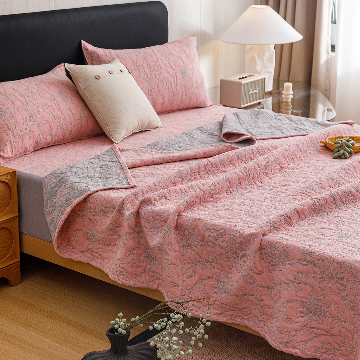 91家纺网 家纺一手货源 找家纺 悦然毛巾被 2026新款全棉三层纱加厚夏被四件套毛巾床笠盖毯毛毯枕套夏凉被空调被 雾花豆纱