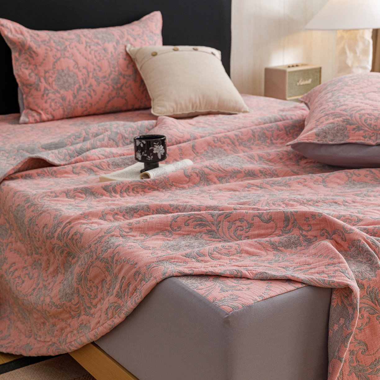 91家纺网 家纺一手货源 找家纺 悦然毛巾被 2026新款全棉三层纱加厚夏被四件套毛巾床笠盖毯毛毯枕套夏凉被空调被 欧韵粉