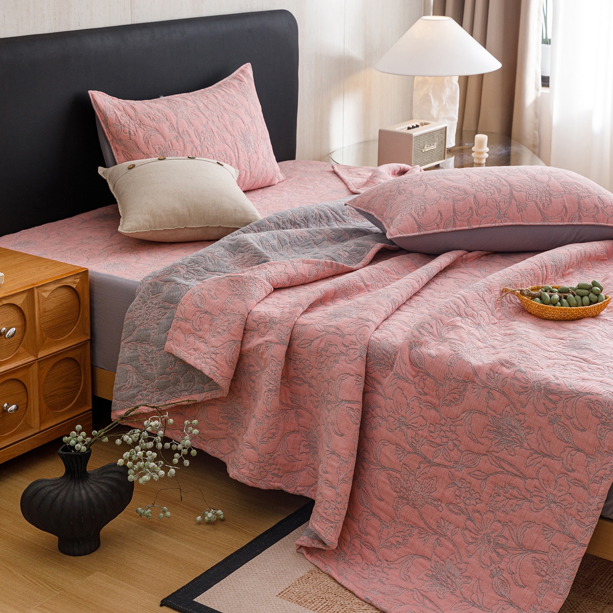 91家纺网 家纺一手货源 找家纺 悦然毛巾被 2026新款全棉三层纱加厚夏被四件套毛巾床笠盖毯毛毯枕套夏凉被空调被 雾花豆纱