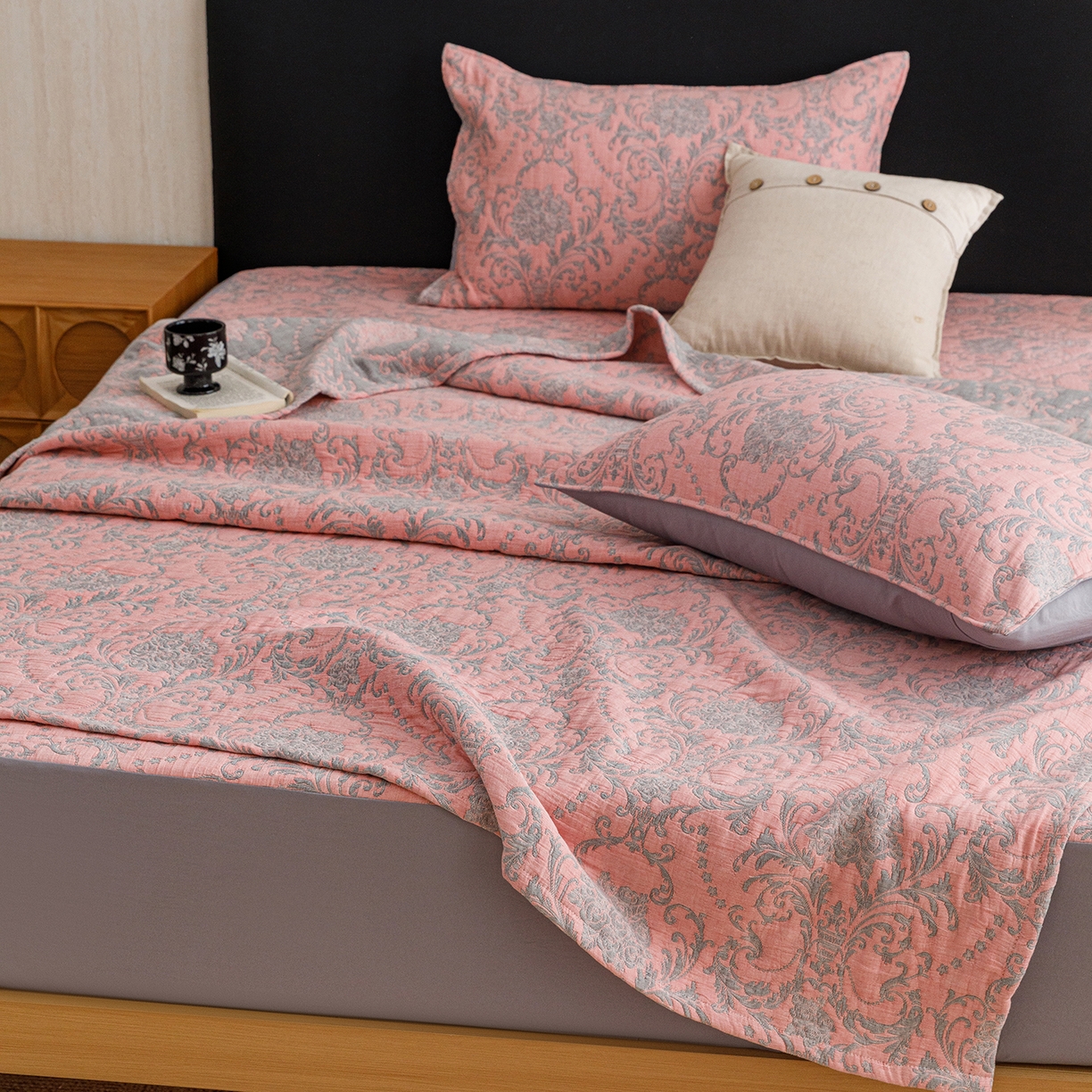 91家纺网 家纺一手货源 找家纺 悦然毛巾被 2026新款全棉三层纱加厚夏被四件套毛巾床笠盖毯毛毯枕套夏凉被空调被 欧韵粉