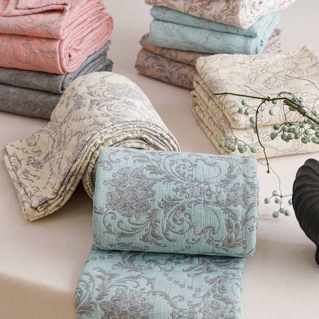 91家纺网 家纺一手货源 找家纺 悦然毛巾被 2026新款全棉三层纱加厚夏被四件套毛巾床笠盖毯毛毯枕套夏凉被空调被 组合图仅供展示-不可下单