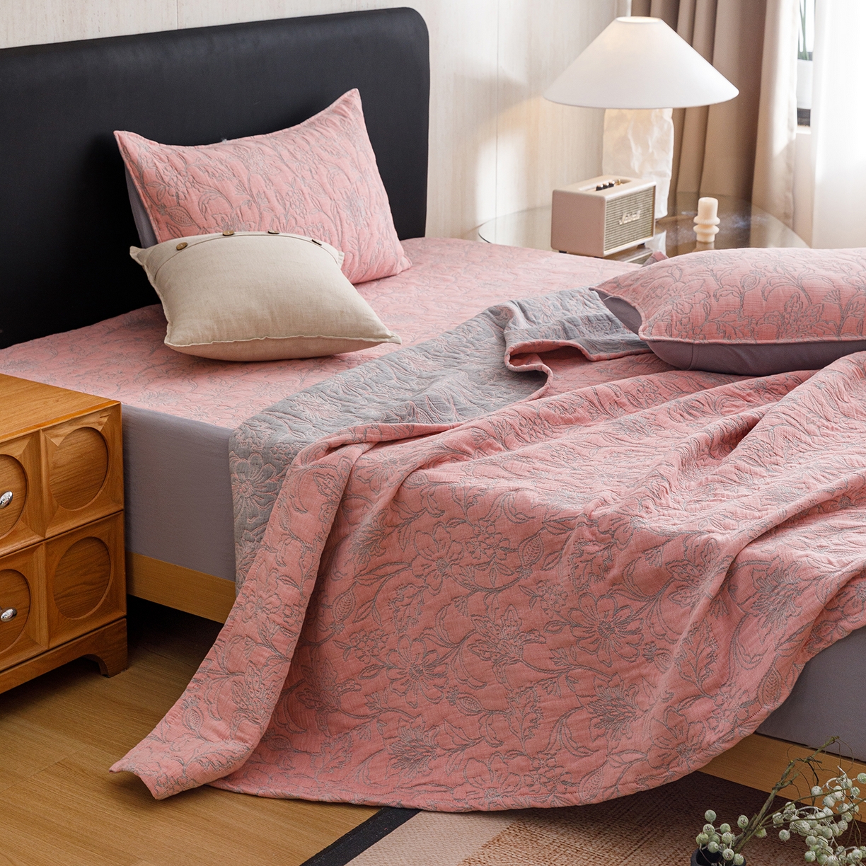 91家纺网 家纺一手货源 找家纺 悦然毛巾被 2026新款全棉三层纱加厚夏被四件套毛巾床笠盖毯毛毯枕套夏凉被空调被 雾花豆纱