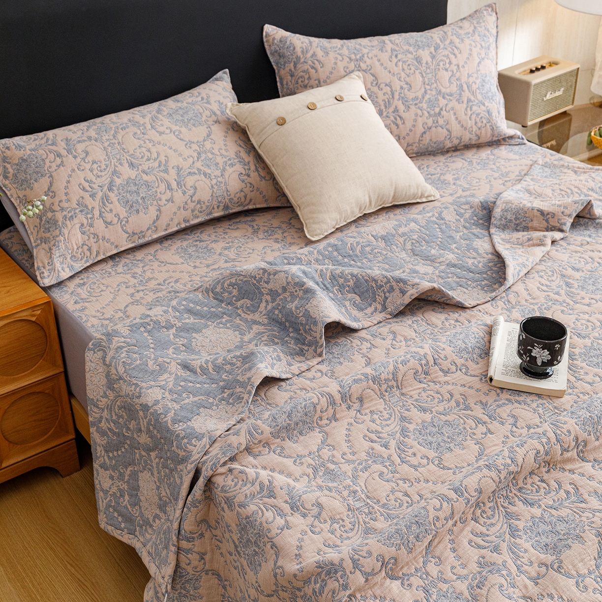 91家纺网 家纺一手货源 找家纺 悦然毛巾被 2026新款全棉三层纱加厚夏被四件套毛巾床笠盖毯毛毯枕套夏凉被空调被 欧韵