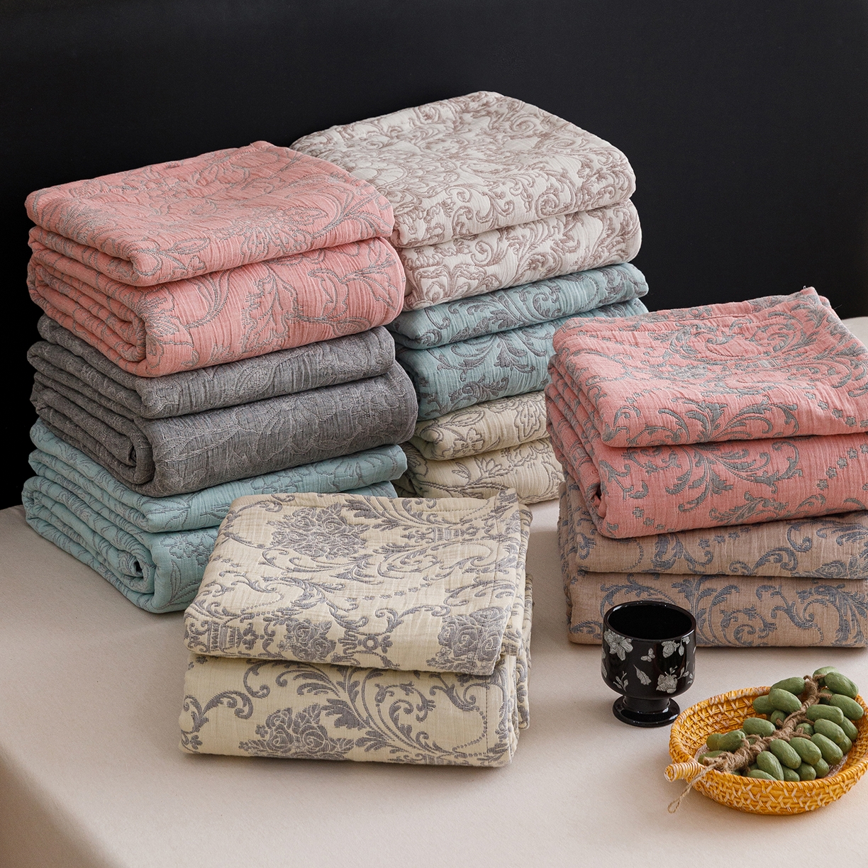 91家纺网 家纺一手货源 找家纺 悦然毛巾被 2026新款全棉三层纱加厚夏被四件套毛巾床笠盖毯毛毯枕套夏凉被空调被 组合图仅供展示-不可下单