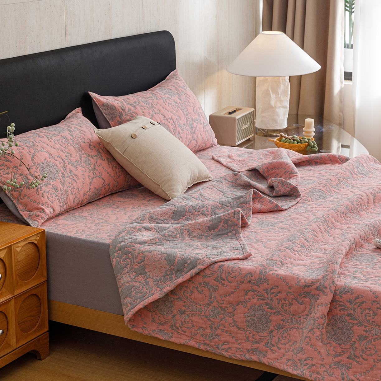 91家纺网 家纺一手货源 找家纺 悦然毛巾被 2026新款全棉三层纱加厚夏被四件套毛巾床笠盖毯毛毯枕套夏凉被空调被 欧韵粉