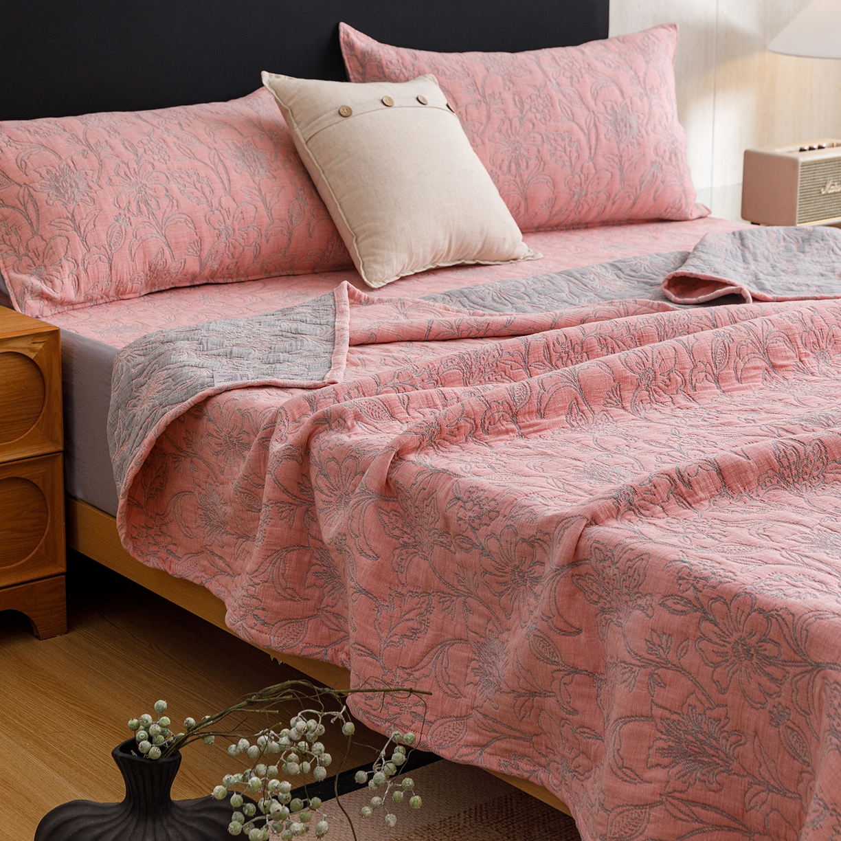 91家纺网 家纺一手货源 找家纺 悦然毛巾被 2026新款全棉三层纱加厚夏被四件套毛巾床笠盖毯毛毯枕套夏凉被空调被 雾花豆纱