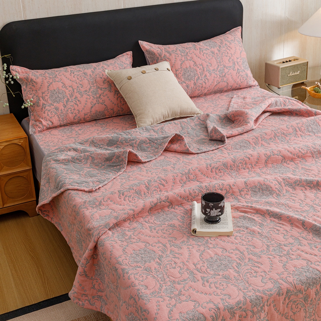 91家纺网 家纺一手货源 找家纺 悦然毛巾被 2026新款全棉三层纱加厚夏被四件套毛巾床笠盖毯毛毯枕套夏凉被空调被 欧韵粉