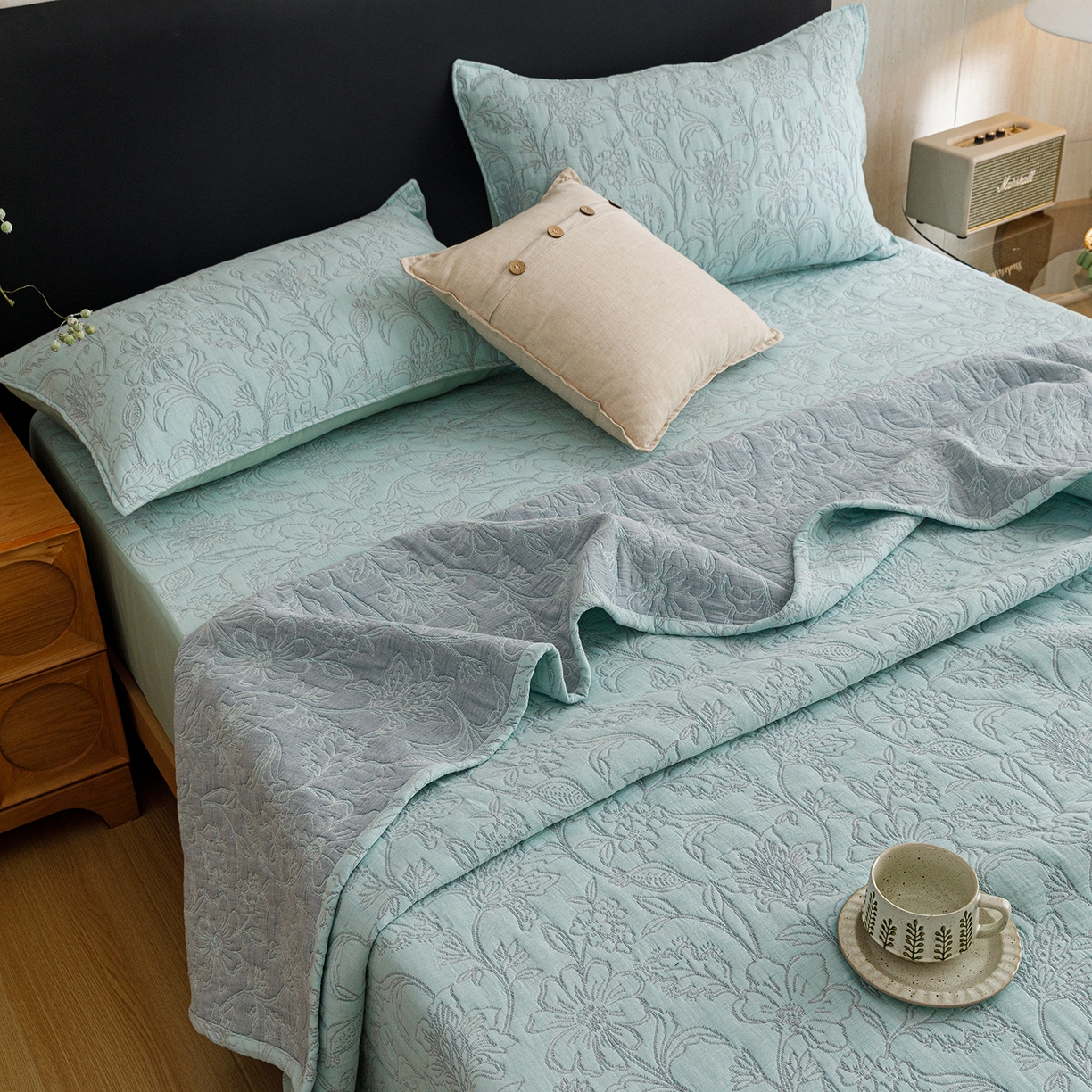 91家纺网 家纺一手货源 找家纺 悦然毛巾被 2026新款全棉三层纱加厚夏被四件套毛巾床笠盖毯毛毯枕套夏凉被空调被 花织流年蓝