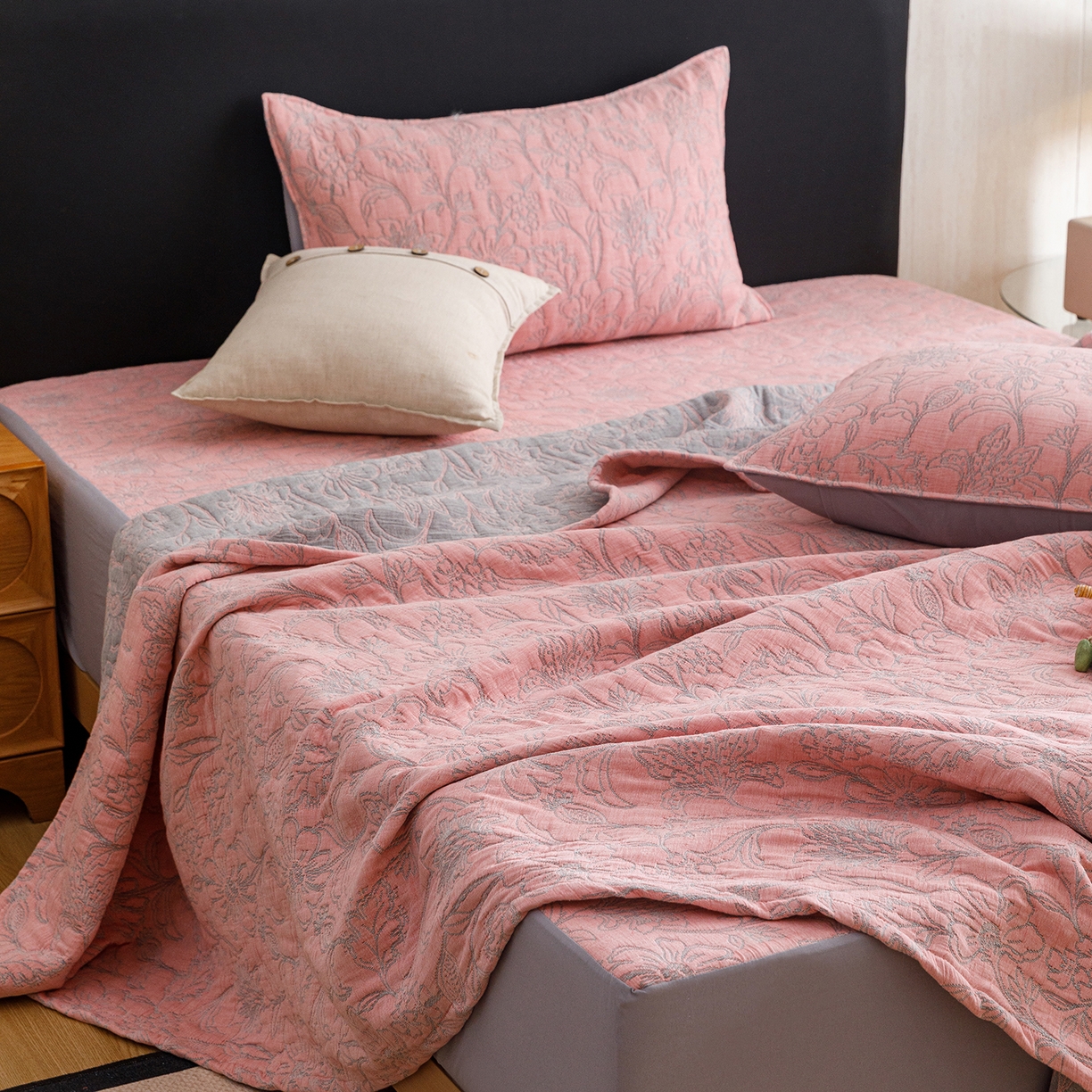 91家纺网 家纺一手货源 找家纺 悦然毛巾被 2026新款全棉三层纱加厚夏被四件套毛巾床笠盖毯毛毯枕套夏凉被空调被 雾花豆纱