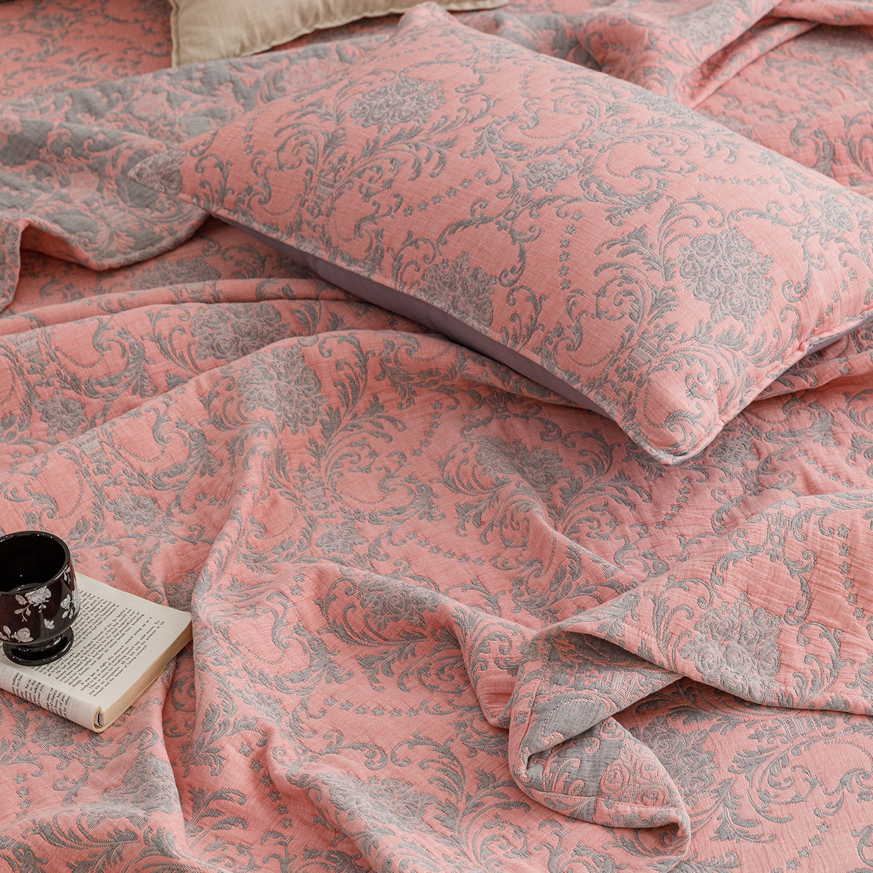 91家纺网 家纺一手货源 找家纺 悦然毛巾被 2026新款全棉三层纱加厚夏被四件套毛巾床笠盖毯毛毯枕套夏凉被空调被 欧韵粉