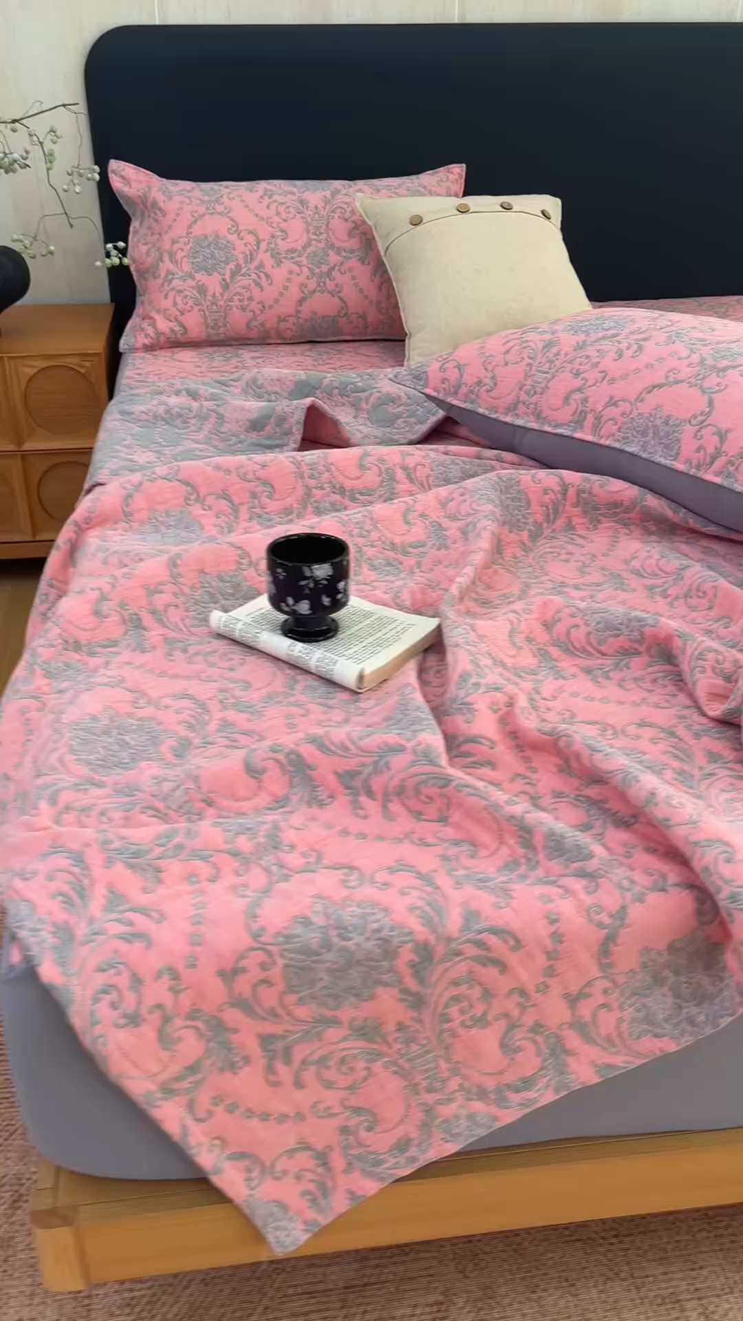 91家纺网 家纺一手货源 找家纺 悦然毛巾被 2026新款全棉三层纱加厚夏被四件套毛巾床笠盖毯毛毯枕套夏凉被空调被 欧韵粉