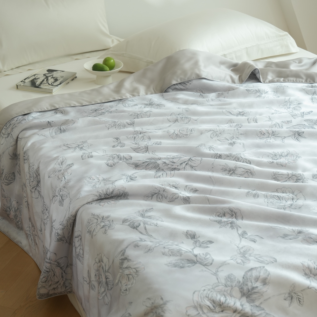 91家纺网 家纺一手货源 找家纺 沐晴家纺 2026新款春夏数码印花兰精天丝夏被空调被 夏洛-灰