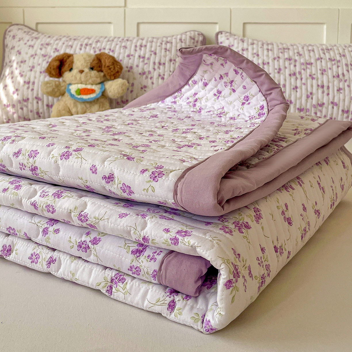 91家纺网 家纺一手货源 找家纺 纽缦家纺 2026新款A类105g仿棉古法水洗棉床垫 波影紫