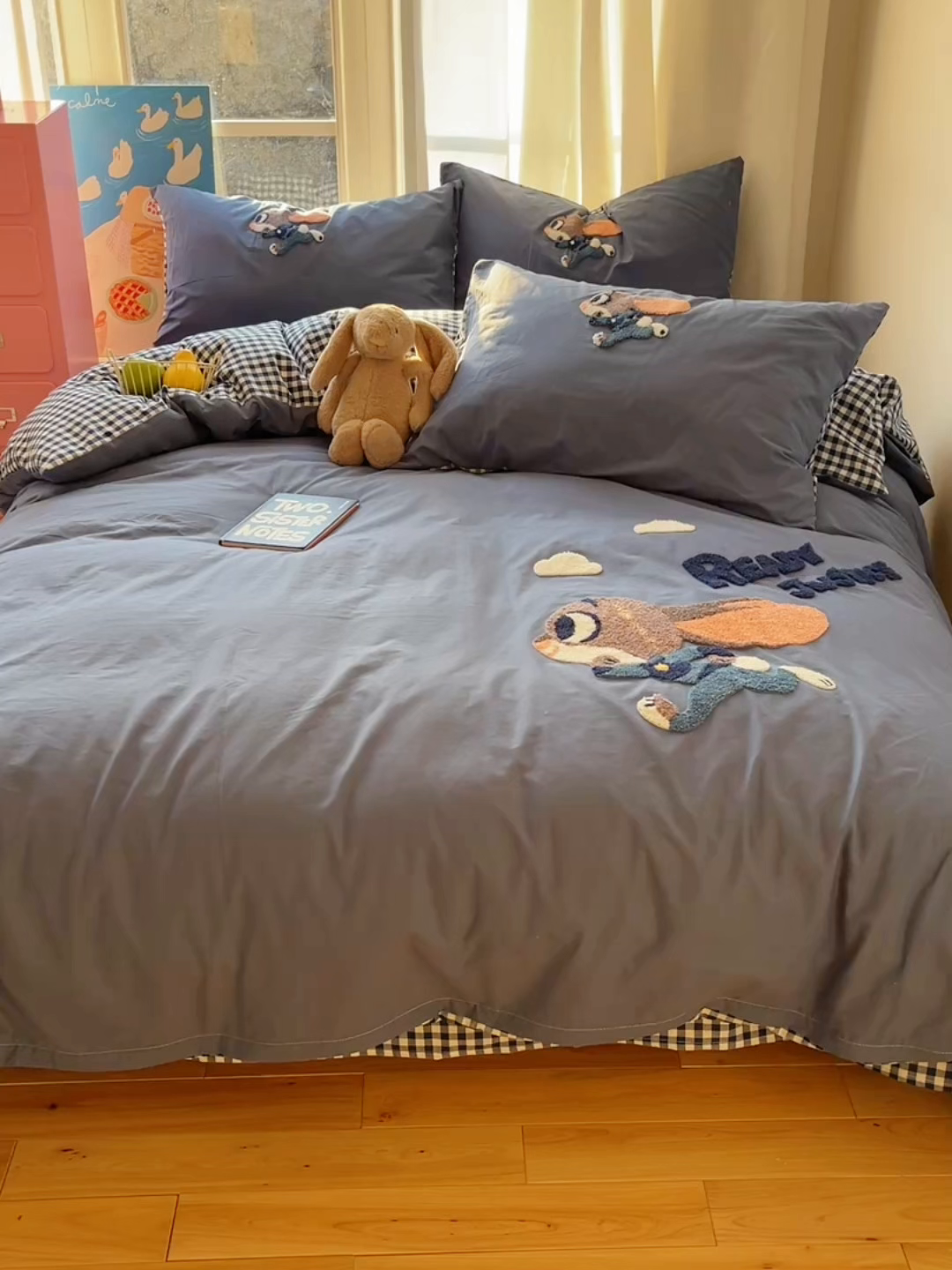 91家纺网 家纺一手货源 找家纺 慕尚家纺 2026春夏新款色织水洗棉毛巾绣四件套 朱迪