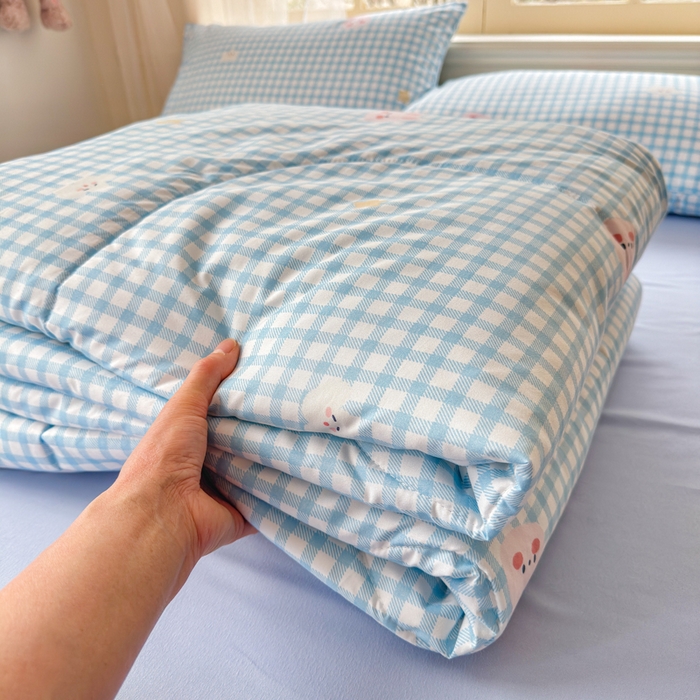 91家纺网 家纺一手货源 找家纺 梦舒阳家纺 2026新款仿棉夏凉被古法水洗棉夏被空调被跑量款 蓝格子兔子