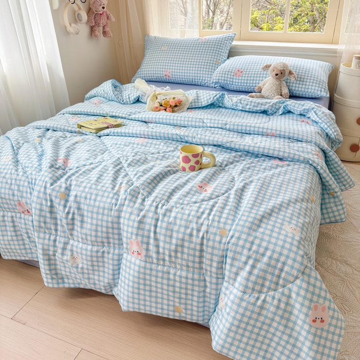 91家纺网 家纺一手货源 找家纺 梦舒阳家纺 2026新款仿棉夏凉被古法水洗棉夏被空调被跑量款 蓝格子兔子