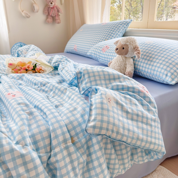 91家纺网 家纺一手货源 找家纺 梦舒阳家纺 2026新款仿棉夏凉被古法水洗棉夏被空调被跑量款 蓝格子兔子