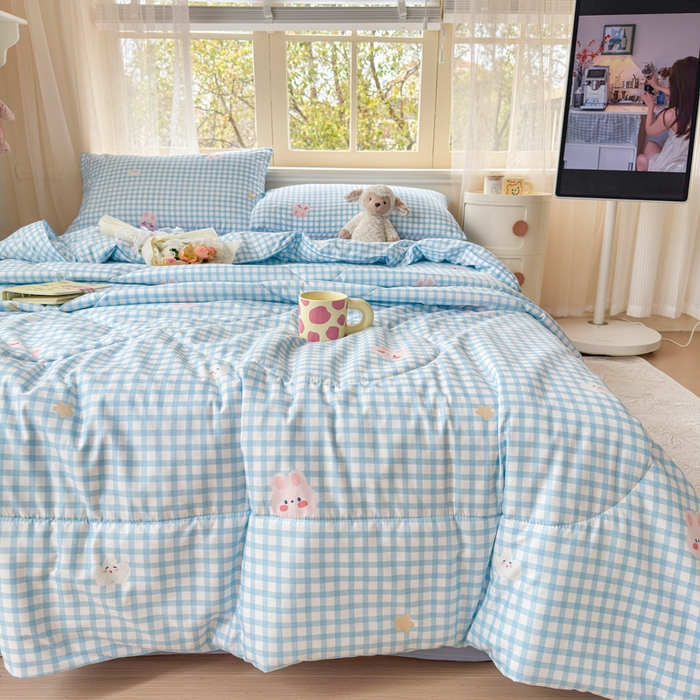 91家纺网 家纺一手货源 找家纺 梦舒阳家纺 2026新款仿棉夏凉被古法水洗棉夏被空调被跑量款 蓝格子兔子