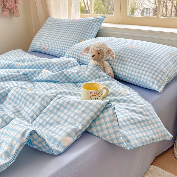 91家纺网 家纺一手货源 找家纺 梦舒阳家纺 2026新款仿棉夏凉被古法水洗棉夏被空调被跑量款 蓝格子兔子