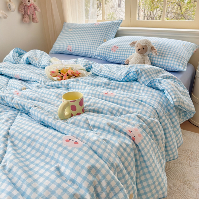 91家纺网 家纺一手货源 找家纺 梦舒阳家纺 2026新款仿棉夏凉被古法水洗棉夏被空调被跑量款 蓝格子兔子