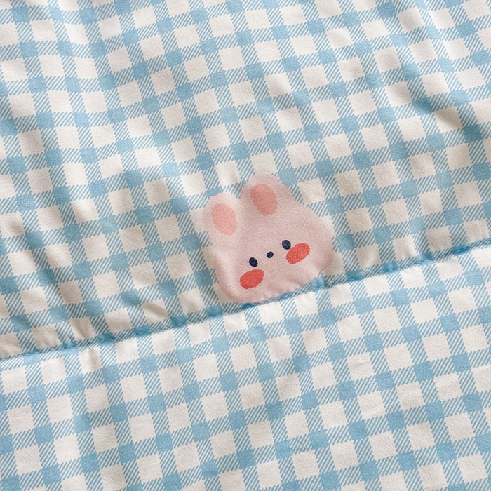 91家纺网 家纺一手货源 找家纺 梦舒阳家纺 2026新款仿棉夏凉被古法水洗棉夏被空调被跑量款 蓝格子兔子