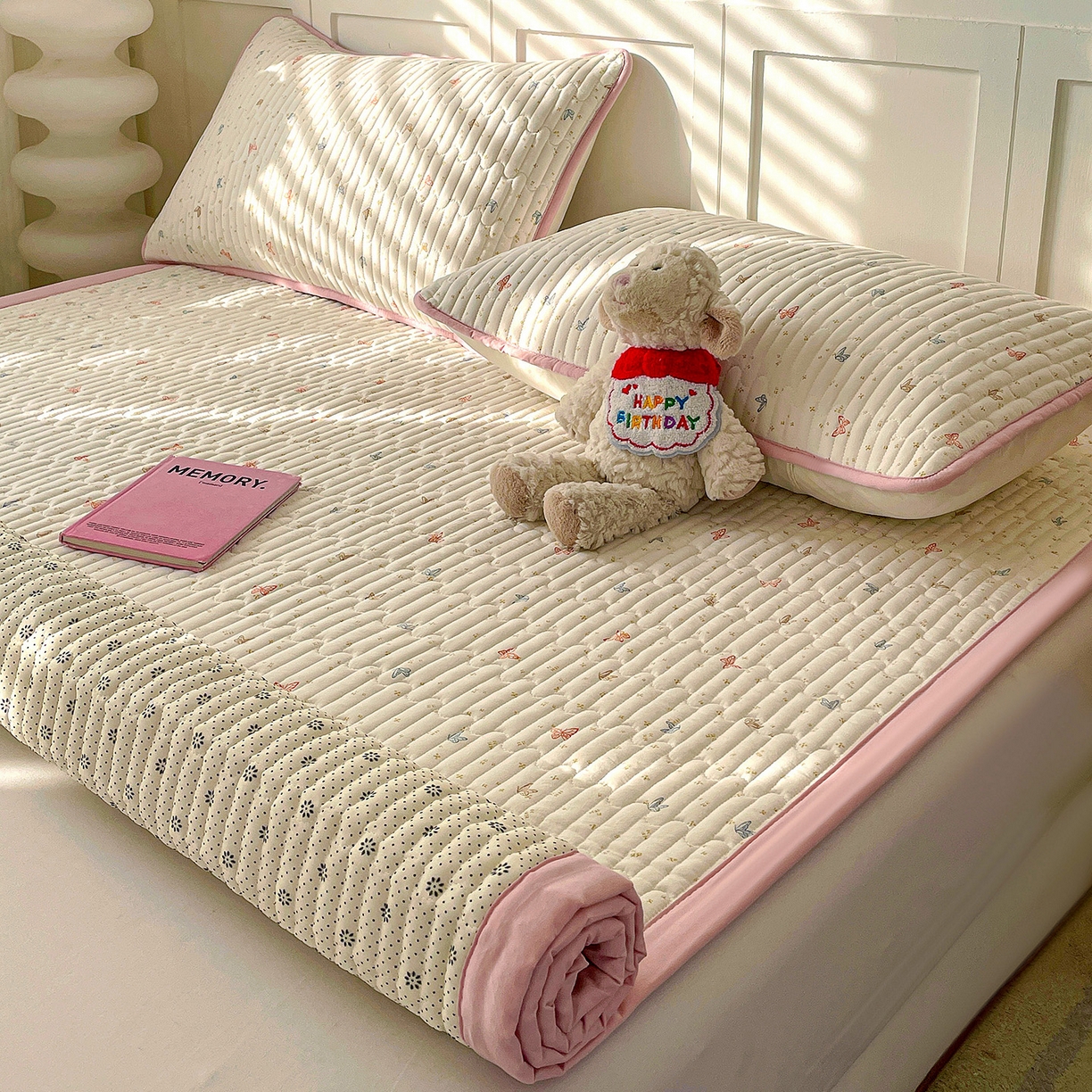 91家纺网 家纺一手货源 找家纺 纽缦家纺 2026新款A类105g仿棉古法水洗棉床垫 彩蝶红