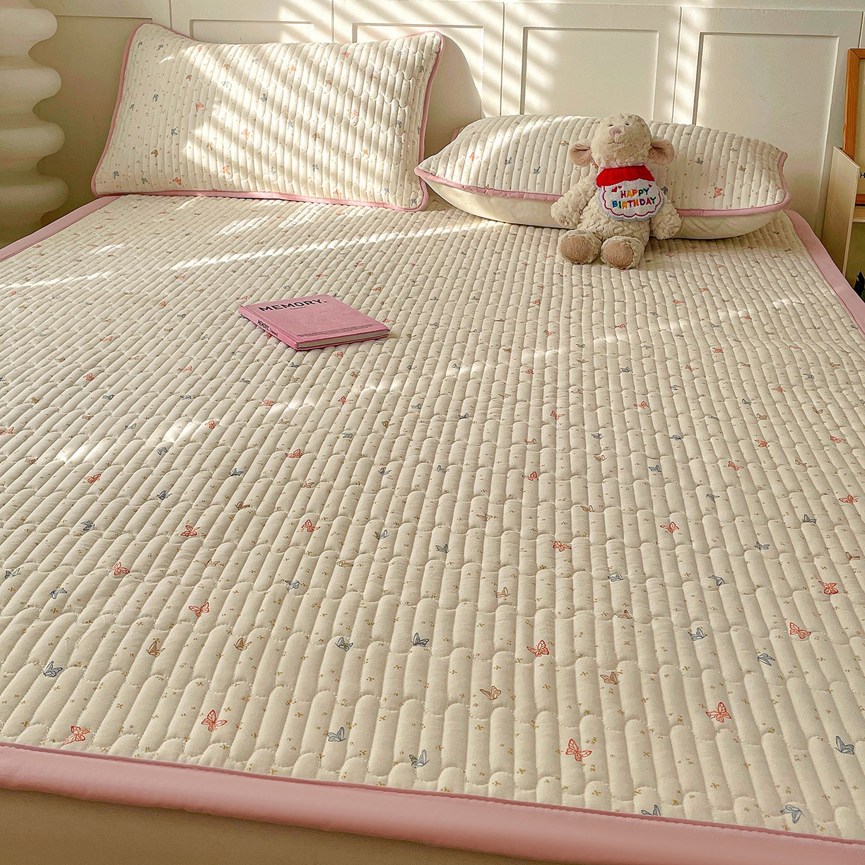 91家纺网 家纺一手货源 找家纺 纽缦家纺 2026新款A类105g仿棉古法水洗棉床垫 彩蝶红