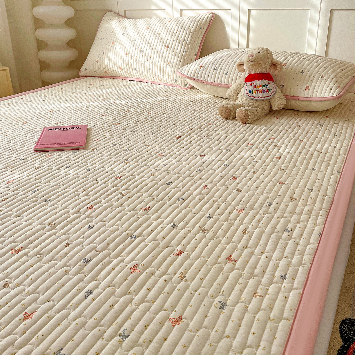 91家纺网 家纺一手货源 找家纺 纽缦家纺 2026新款A类105g仿棉古法水洗棉床垫 彩蝶红