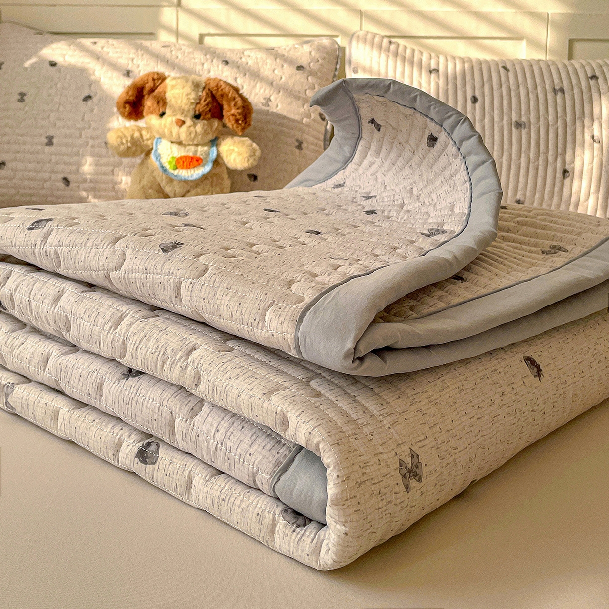 91家纺网 家纺一手货源 找家纺 纽缦家纺 2026新款A类105g仿棉古法水洗棉床垫 初春灰