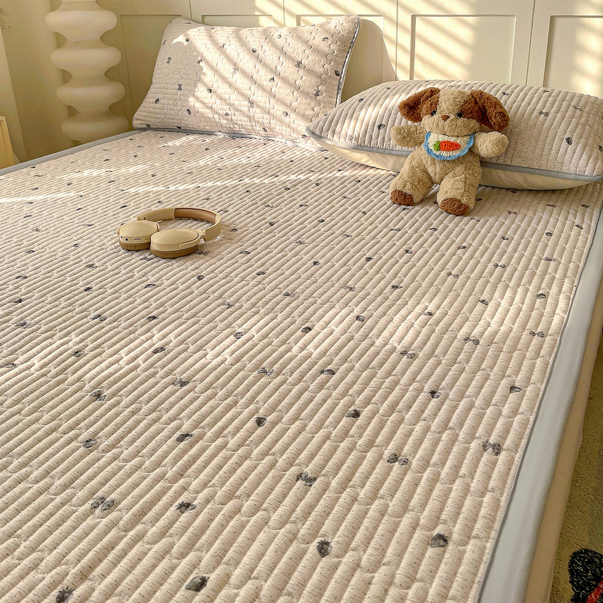 91家纺网 家纺一手货源 找家纺 纽缦家纺 2026新款A类105g仿棉古法水洗棉床垫 初春灰