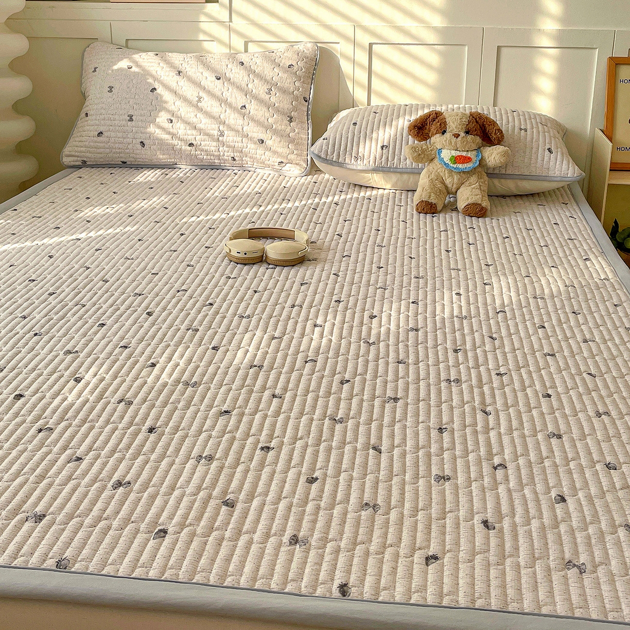 91家纺网 家纺一手货源 找家纺 纽缦家纺 2026新款A类105g仿棉古法水洗棉床垫 初春灰