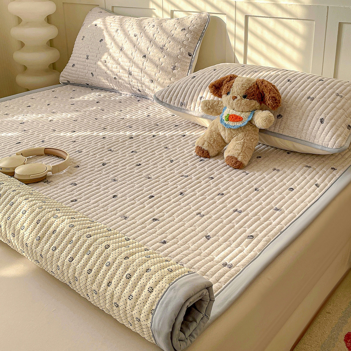 91家纺网 家纺一手货源 找家纺 纽缦家纺 2026新款A类105g仿棉古法水洗棉床垫 初春灰