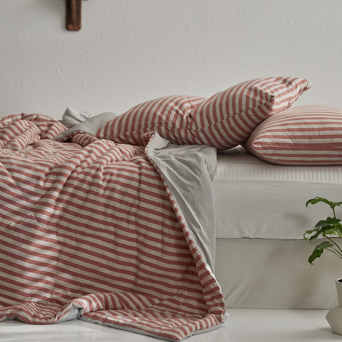 91家纺网 家纺一手货源 找家纺 春皖家纺 （提供买家秀）2026新款A类全棉针织凉感夏被 棕红中条