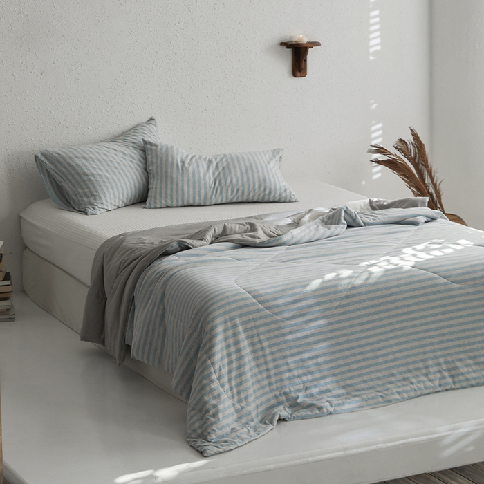 91家纺网 家纺一手货源 找家纺 春皖家纺 （提供买家秀）2026新款A类全棉针织凉感夏被 水蓝中条