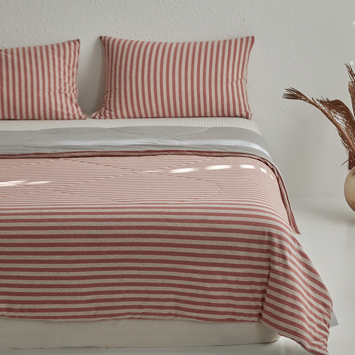 91家纺网 家纺一手货源 找家纺 春皖家纺 （提供买家秀）2026新款A类全棉针织凉感夏被 棕红中条