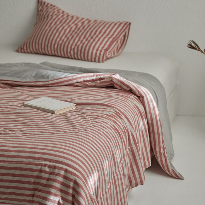 91家纺网 家纺一手货源 找家纺 春皖家纺 （提供买家秀）2026新款A类全棉针织凉感夏被 棕红中条