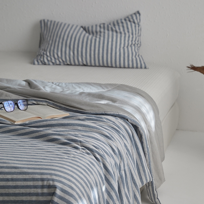 91家纺网 家纺一手货源 找家纺 春皖家纺 （提供买家秀）2026新款A类全棉针织凉感夏被 烟蓝中条